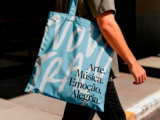 Capa do projeto Novo Traço: ecobag azul com a assinatura manuscrita